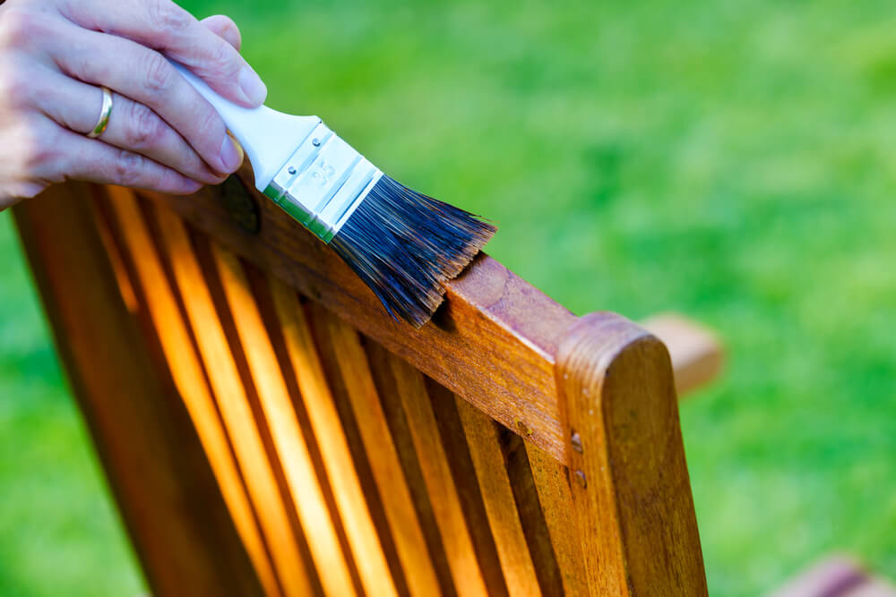 malowanie krzesła ogrodowego farbą do drewna
