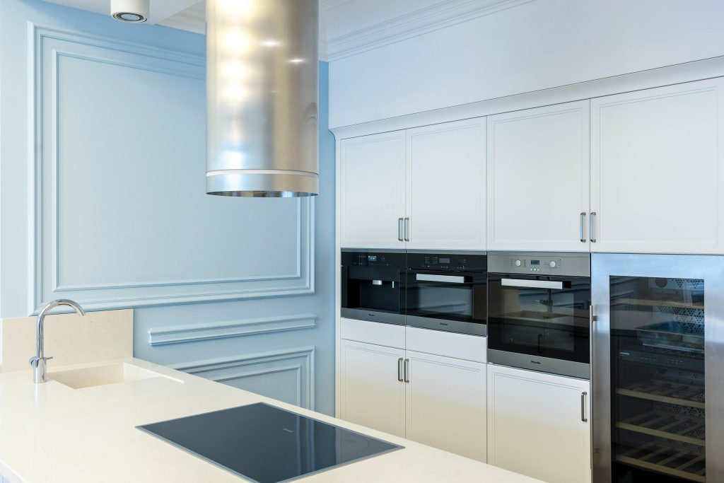 Elegancja i funkcjonalność: Przewodnik po ekskluzywnych detalach w kuchni