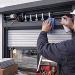 Serwis sezonowy rolet zewnętrznych: czyszczenie, smarowanie, regulacja oraz jak zapobiegać zacinaniu i hałasom